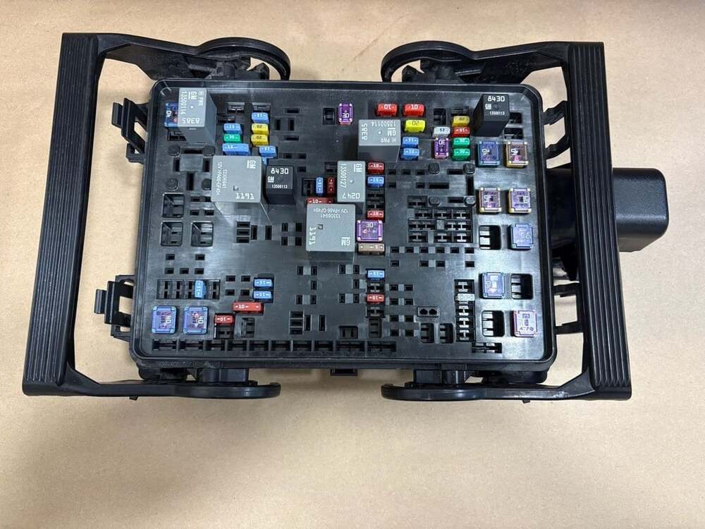 2014-2016 Chevy Silverado 1500 Under Hood Fuse Box Relay Block